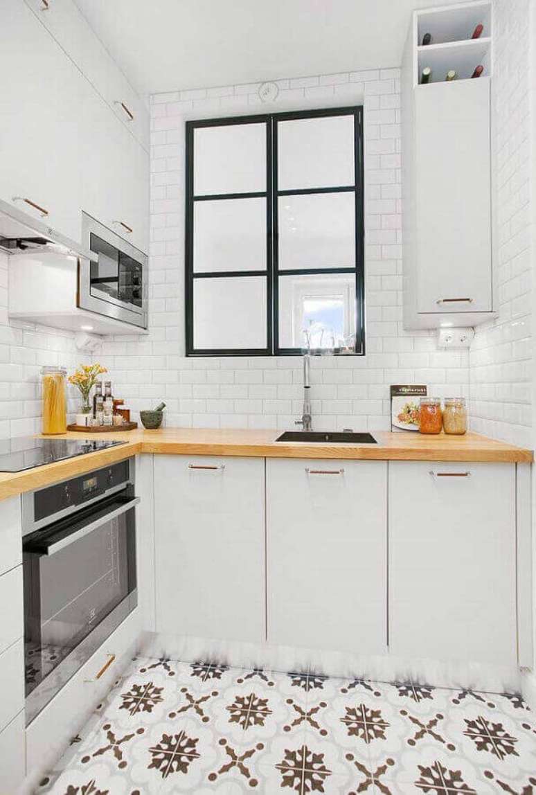 36. Bancada de madeira para armário de cozinha de canto pequeno planejado todo branco – Foto: Pinterest