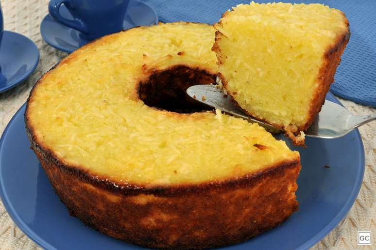 Guia da Cozinha - Bolo de mandioca: 9 opções práticas para fazer no café da tarde