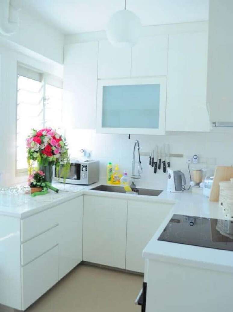38. Decoração com armário de cozinha de canto pequeno planejado todo branco – Foto: Home Fashion Trend