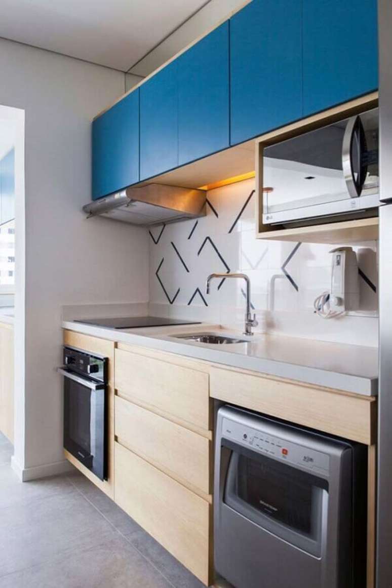 41. Armário de cozinha pequeno de parede azul e gabinete planejado de madeira – Foto: ArchDaily