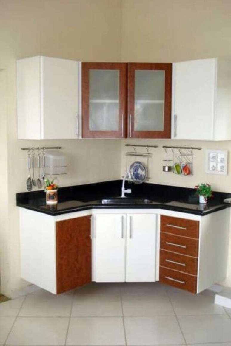 43. Decora&ccedil;&atilde;o simples com arm&aacute;rio de cozinha de canto pequeno &ndash; Foto: Pinterest