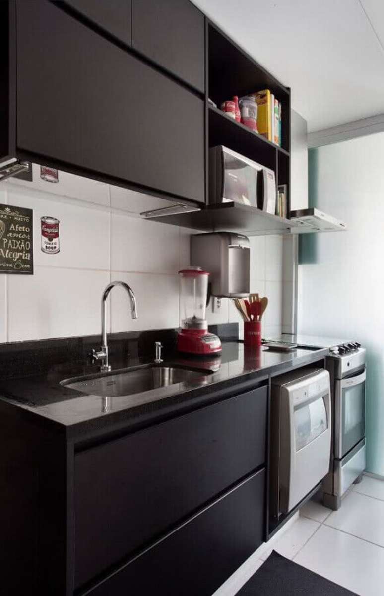 44. Invista no armário de cozinha pequeno planejado preto fosco para uma decoração mais moderna – Foto: Dcore Você