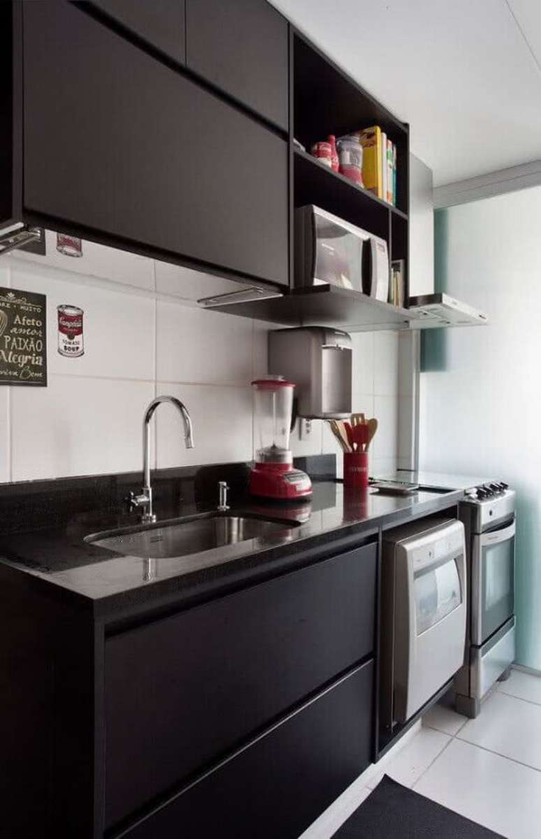 44. Invista no arm&aacute;rio de cozinha pequeno planejado preto fosco para uma decora&ccedil;&atilde;o mais moderna &ndash; Foto: Dcore Voc&ecirc;