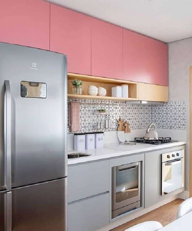 45. Decoração moderna com armário de cozinha pequeno de parede aéreo rosa e gabinete planejado cinza – Foto: Pinterest