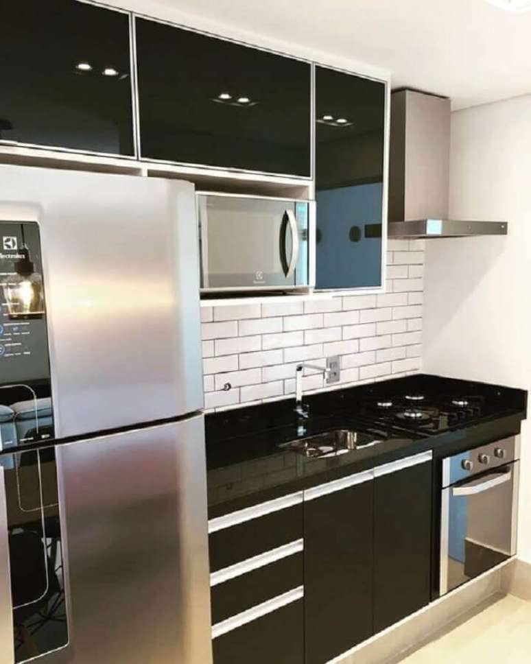 47. Decora&ccedil;&atilde;o com arm&aacute;rio pequeno de cozinha preto planejado &ndash; Foto: Pinterest
