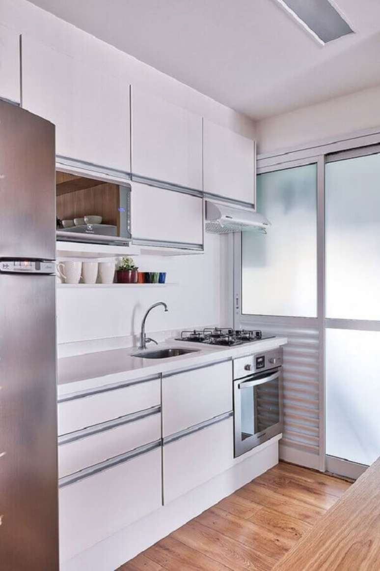 48. Decoração com armário de cozinha pequeno planejado todo branco – Foto: Casa de Valentina