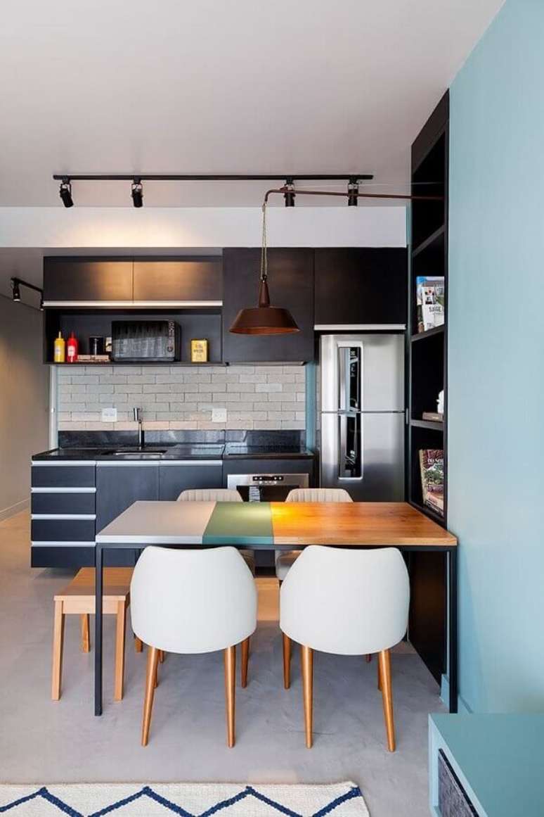 49. Mesa colorida para decorar cozinha com armário pequeno de cozinha preto – Foto: Casa de Valentina