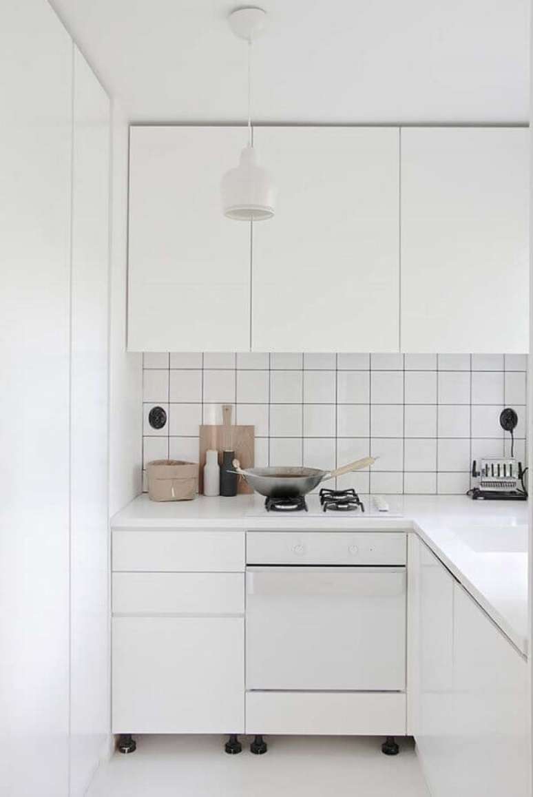 53. Decoração clean com armário de cozinha de canto pequeno planejado todo branco – Foto: Behance