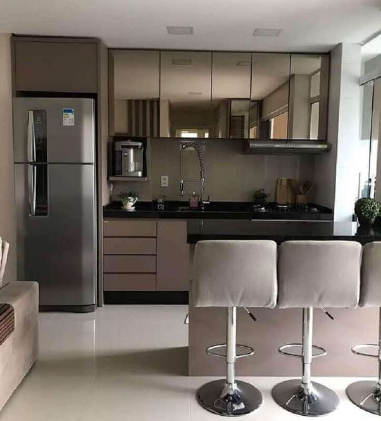 55. Decoração moderna com armário de cozinha pequeno de parede espelhado planejado – Foto: Jeito de Casa