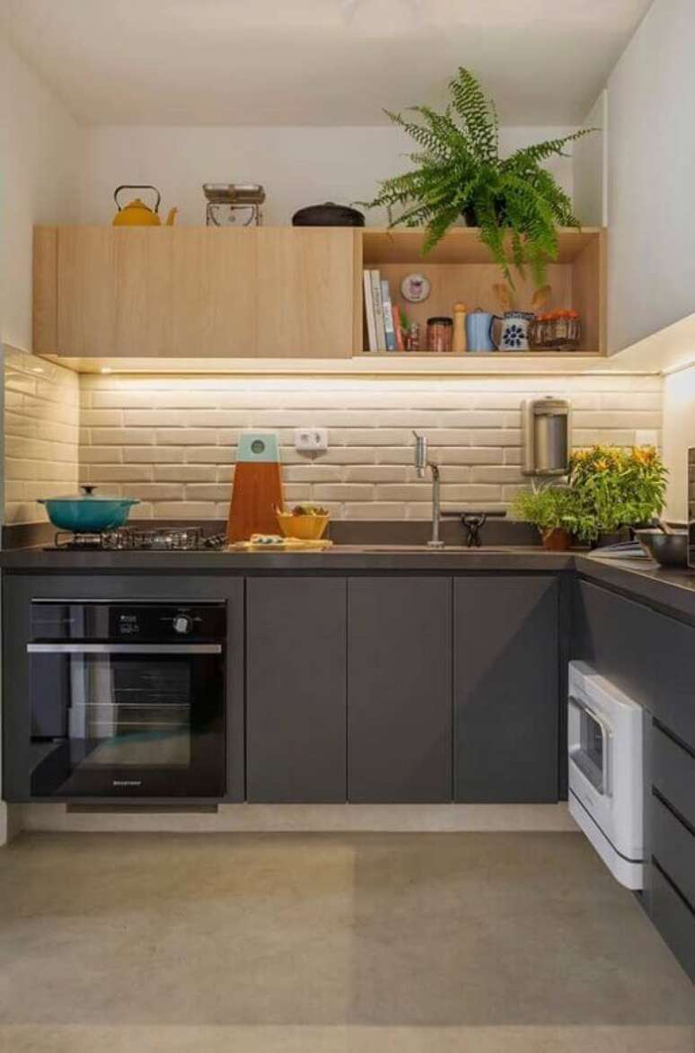 57. Decoração moderna com gabinete cinza e armário de cozinha pequeno de parede de madeira – Foto: Pinterest
