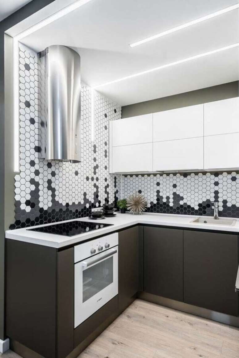 58;. Decoração em cinza e branco moderna com revestimento colmeia e armário de cozinha de canto pequeno planejado – Foto: Futurist Architecture