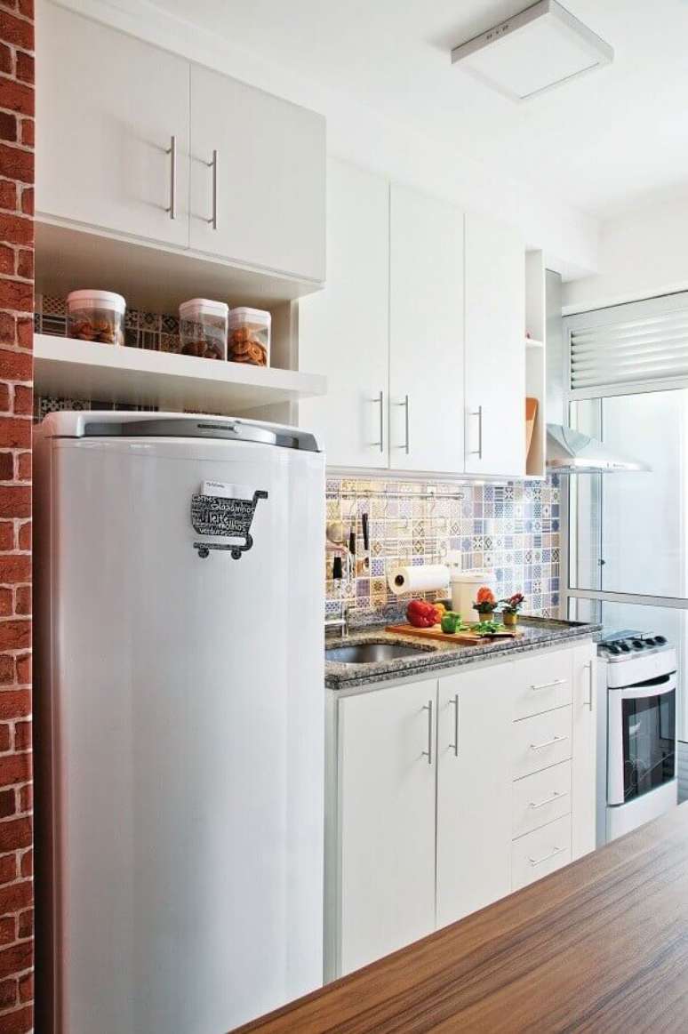 60. Decoração simples com armário pequeno de cozinha branca – Foto: Eu Decoro