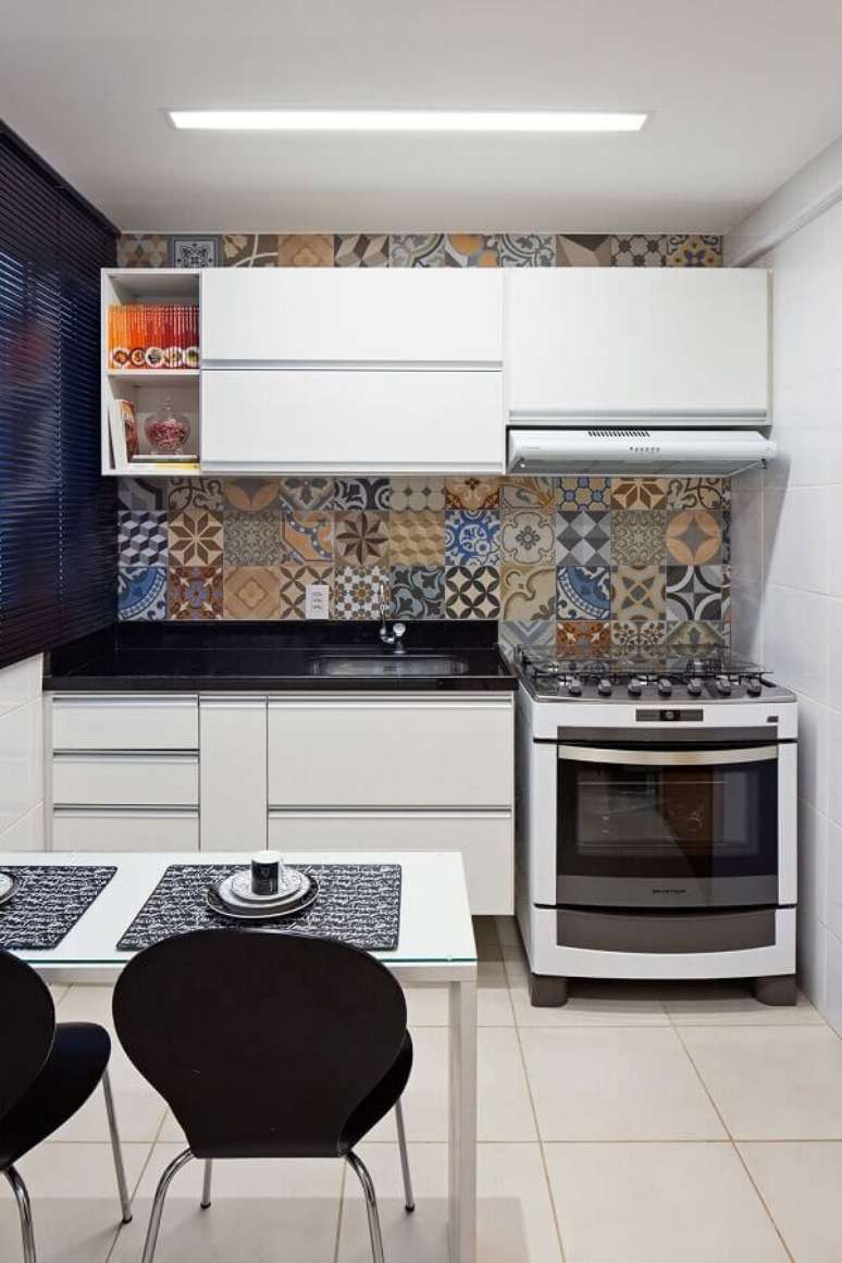61. Decoração com ladrilho hidráulico e armário pequeno de cozinha branco – Foto: Pinterest