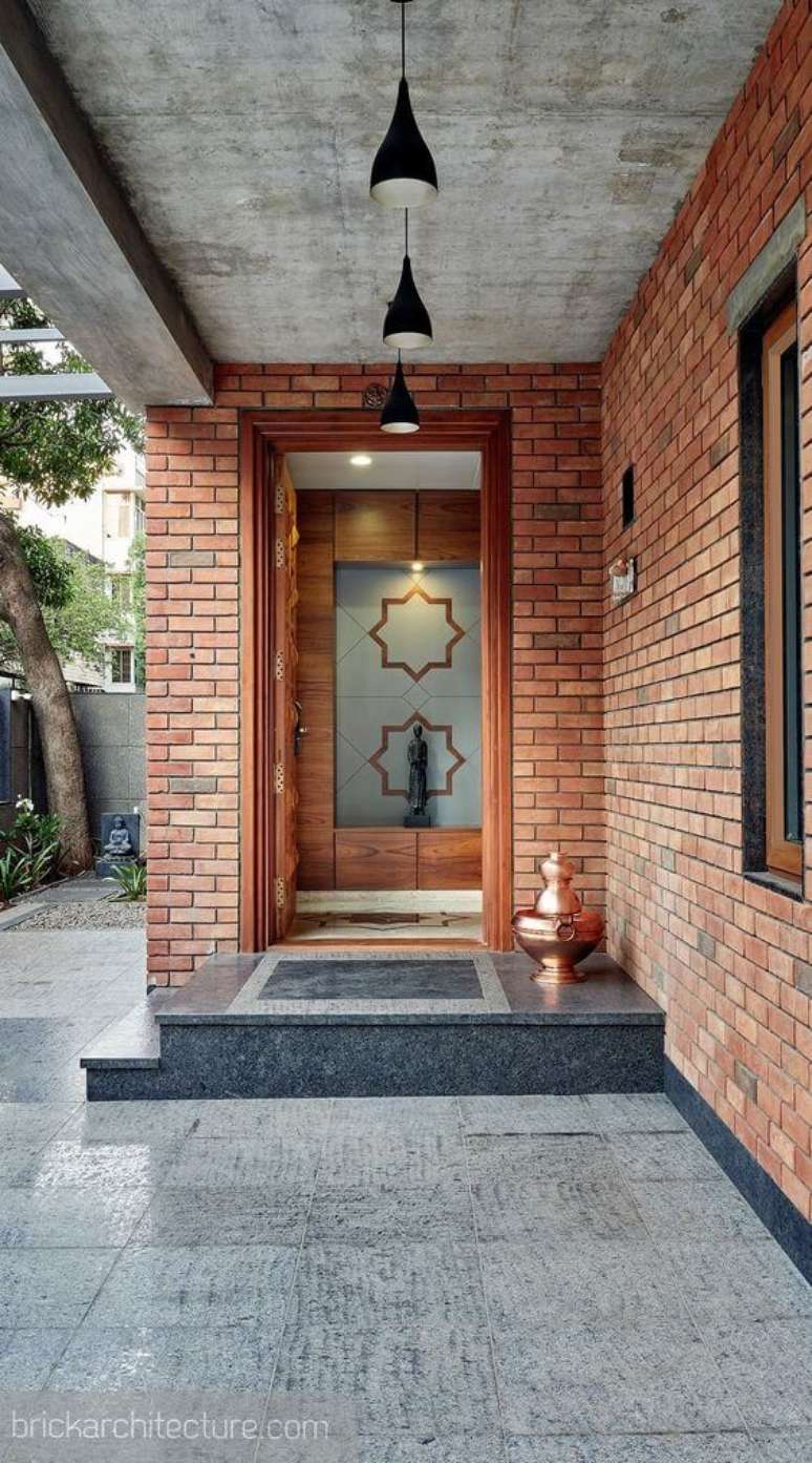 62. Entrada de casa com tijolinho a vista – Via: Brick Architecture