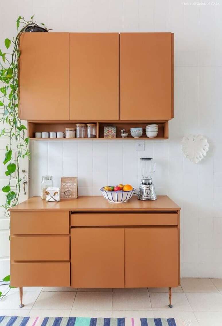 62. Modelo simples de armário pequeno de cozinha – Foto: Histórias de Casa