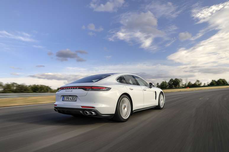 Panamera 4S agora é um híbrido plug-in de 560 cv de potência combinada.