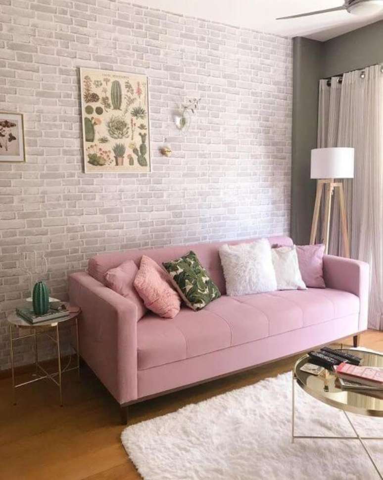 64. Sofá cor de rosa com tijolinho branco – Via: Pinterest