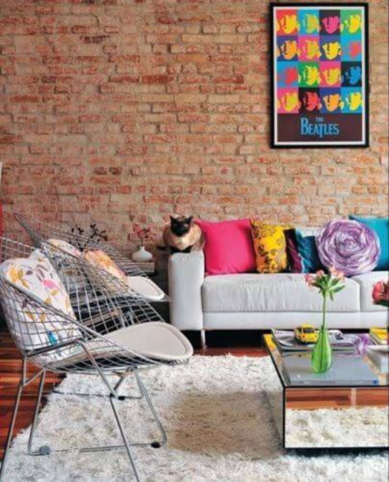 68. Sala moderna e colorida com papel de parede tijolinho &ndash; Via: Conex&atilde;o Decor