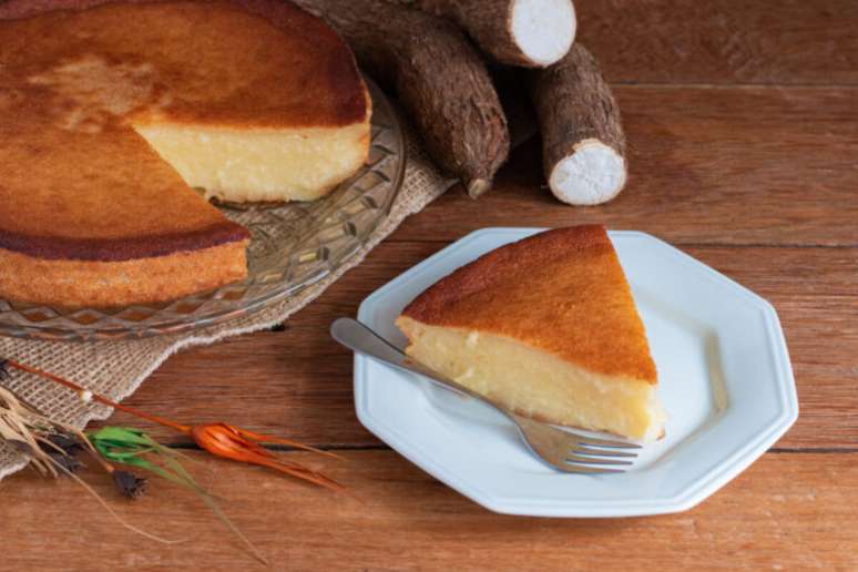 Guia da Cozinha - Bolo de mandioca: 9 opções práticas para fazer no café da tarde