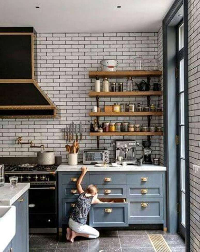 18. Tijolinho branco a vista na cozinha moderna com armários azuis – Via: Pinterest