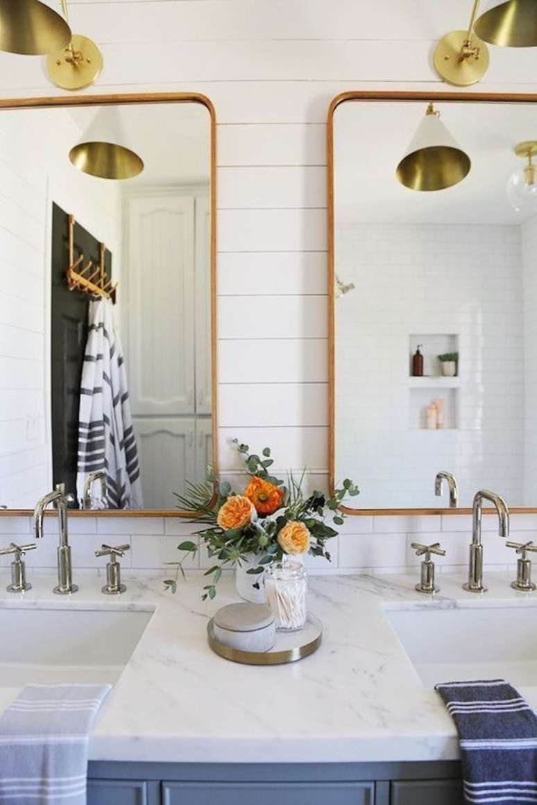 21. Banheiro moderno e clean com tijolinho a vista branco – Via: Pinterest