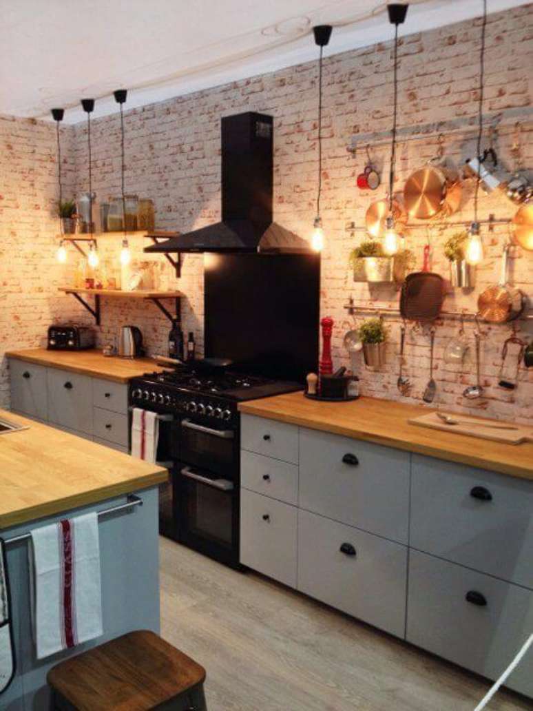 5. Cozinha estilo industrial com luzes e revestimento de tijolinho – Via: Apartment Therapy