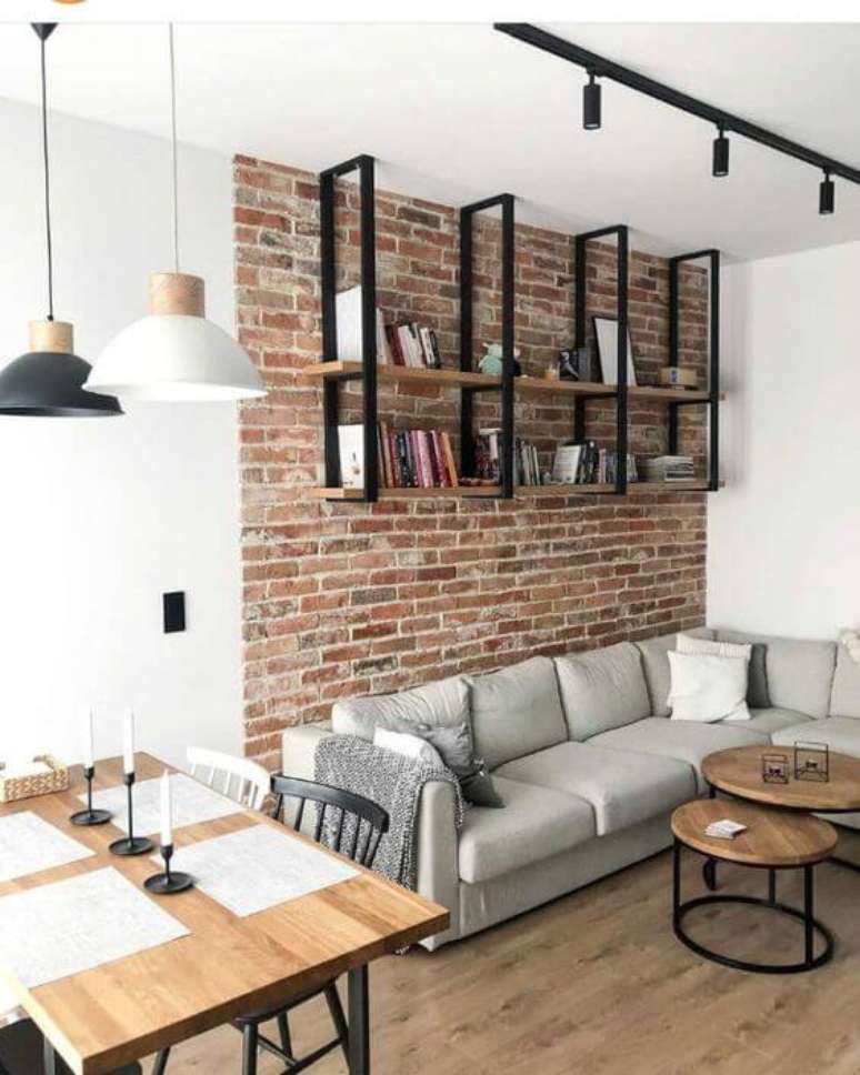 39. Sala com parede de tijolinho e sofa cinza moderno – Via: iCasei