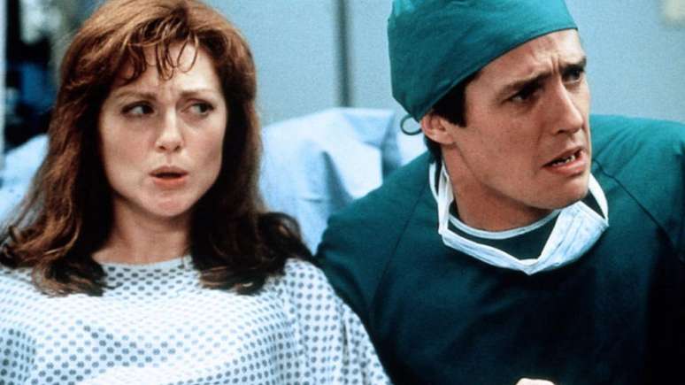 Hugh Grant e Julianne Moore em 'Nove Meses'; no filme o pai entra em pânico na hora do parto