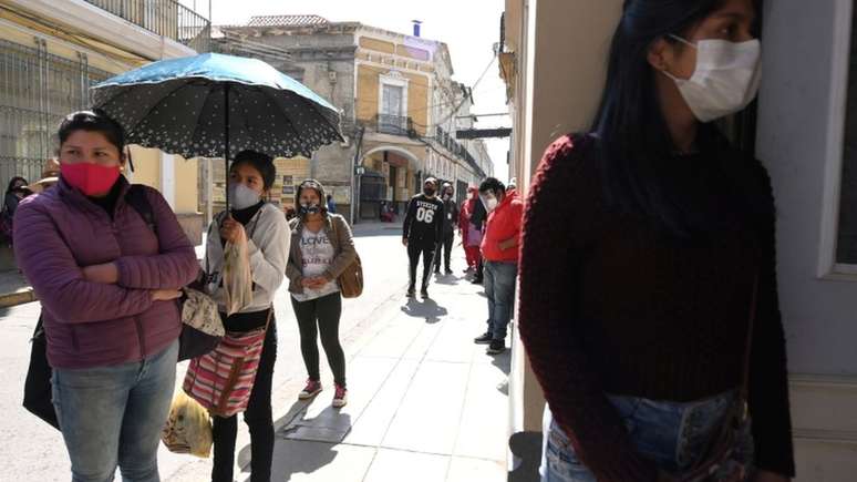 Em cidades como Cochabamba, na Bolívia, a população chegou a fazer fila para adquirir o dióxido de cloro