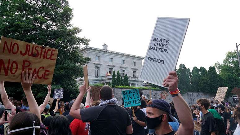 Manifestantes se reuniram do lado de fora da mansão após incidente