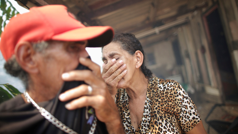 Os irmãos Rosalino e Miraceli de Oliveira tentam se proteger da fumaça nas proximidades de casa, perto de Porto Velho, em foto recente; milhões de pessoas são afetadas por níveis de poluição acima do recomendado na Amazônia, alerta relatório