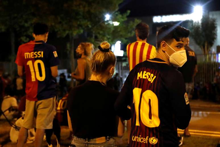 Torcedores do Barcelona foram protestar contra a saída de Messi no estádio Camp Nou
25/08/2020
REUTERS/Nacho Doce