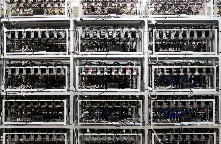 Servidores de computadores usados para minera&ccedil;&atilde;o de bitcoin. 6/4/2018.REUTERS/Alessandro Bianchi