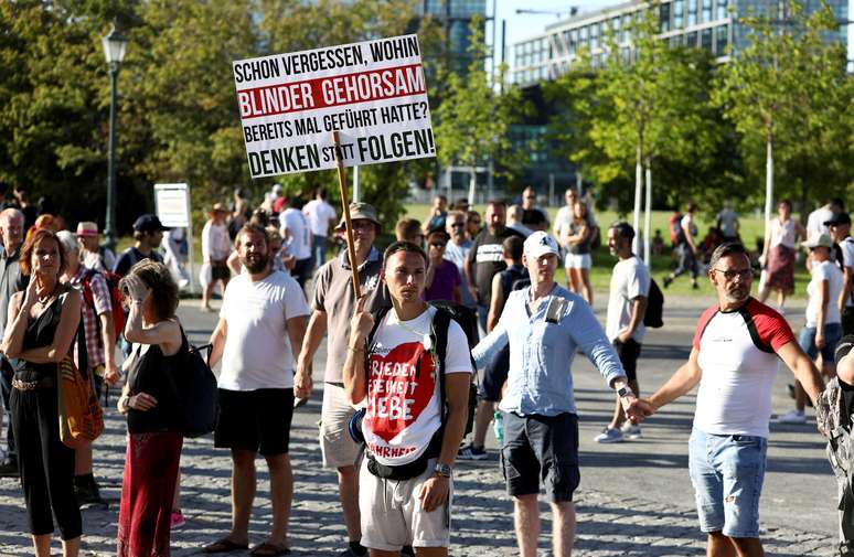 Manifestação em Berlim contra restrições impostas pelo governo para conter o coronavírus
01/08/2020
REUTERS/Christian Mang