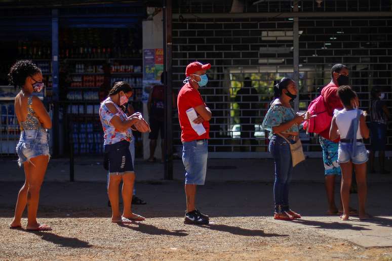 Pessoas aguardam em fila de lotérica de Ceilândia (DF), em meio ao surto de Covid-19
07/07/2020 
REUTERS/Adriano Machado