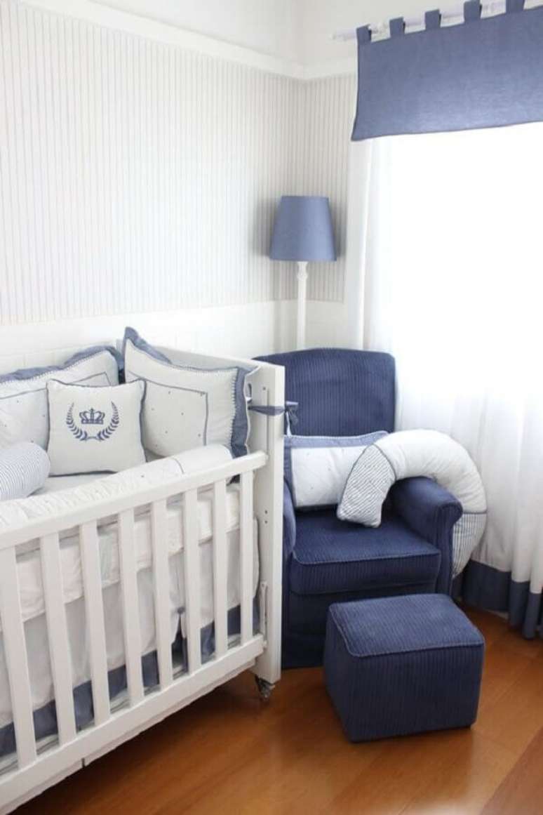 4. Decoração clean com cortina para quarto de bebê menino azul e branca – Foto: Lilibee