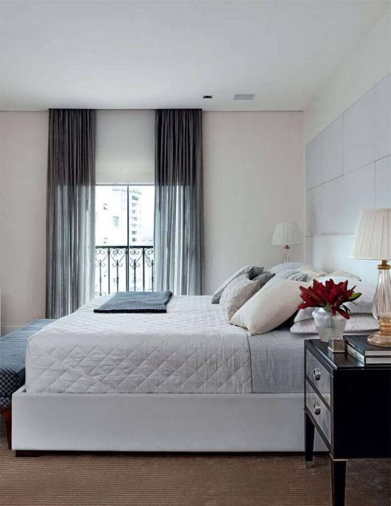 4. Decoração clean com cortina para quarto de casal branco e cinza – Foto: Pinterest