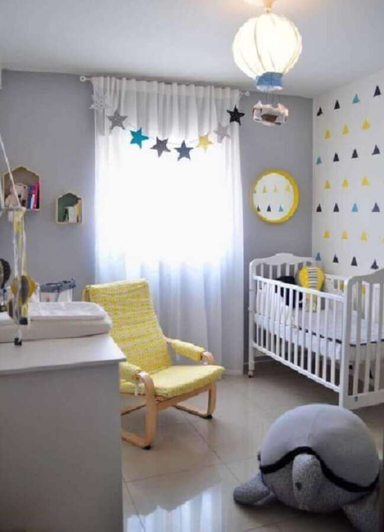 2. Decoração com papel de parede colorido e cortina para quarto de bebê branca – Foto: Pinterest
