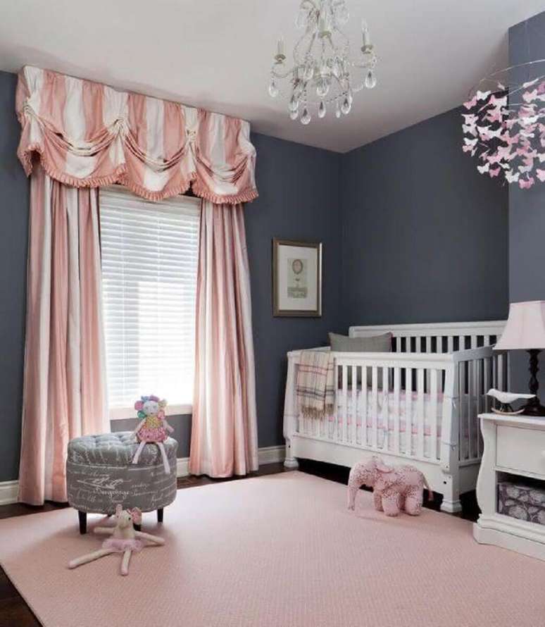 3. Decoração em cinza e rosa com estilo clássico para cortina para quarto de bebê menina – Foto: Pinterest