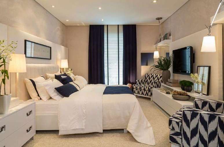 3. A cortina para quarto de casal grande é perfeita para ambientes amplos e sofisticados – Foto: Casa & Designer