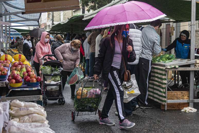 Movimentação de pessoas em feira livre em São Paulo