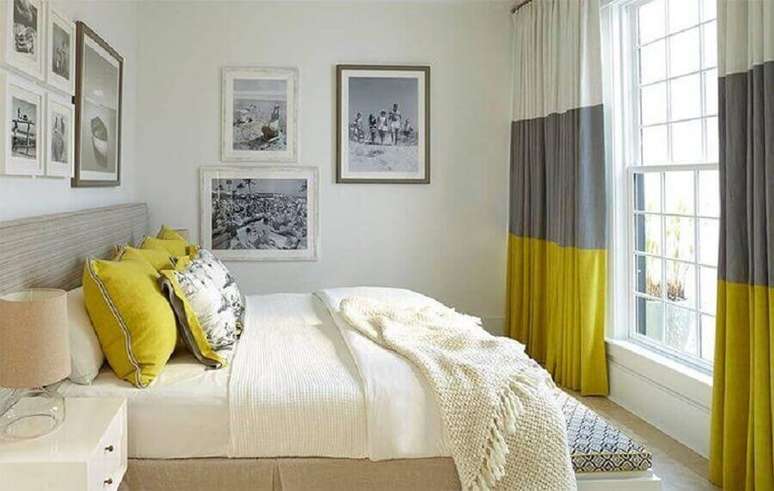 2. Aqui a cortina para quarto de casal branca, amarela e cinza garantiu um ar descontraído para a decoração neutra – Foto: Houzz