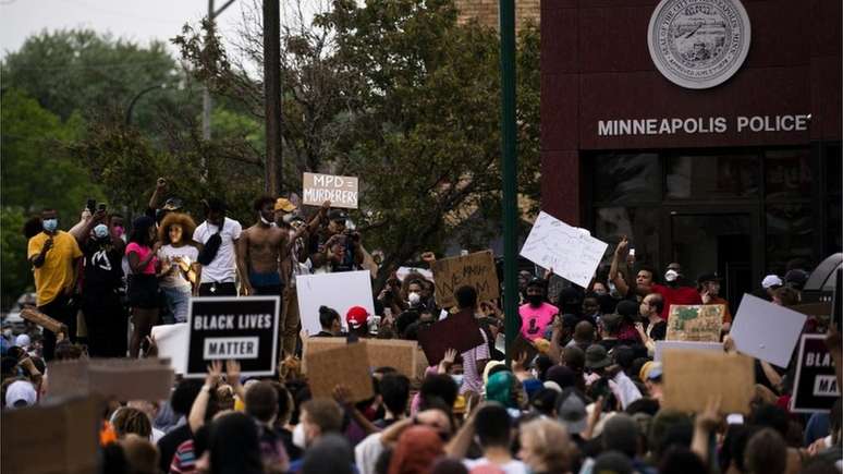 Manifestantes realizaram protesto na porta de delegacia de distrito em Minneapolis em que ocorreu morte de George Floyd
