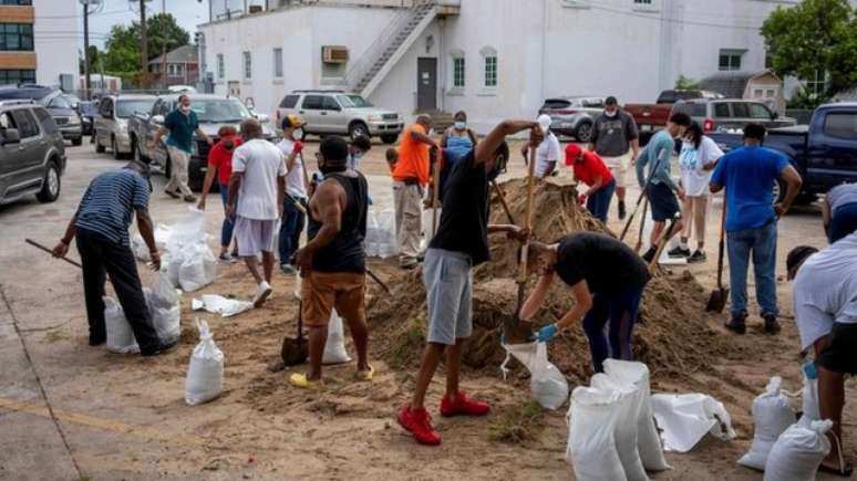 Moradores se preparam para chegada de Laura