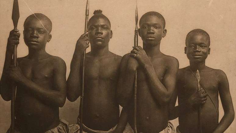 Ota Benga (à dir.) e outros três jovens africanos foram exibidos na Feira Mundial de Saint Louis