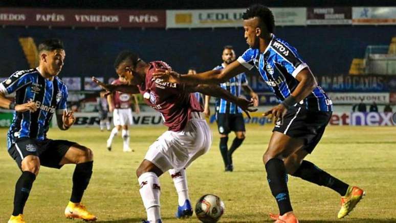 Grêmio vence Caxias e fica perto do tricampeonato gaúcho