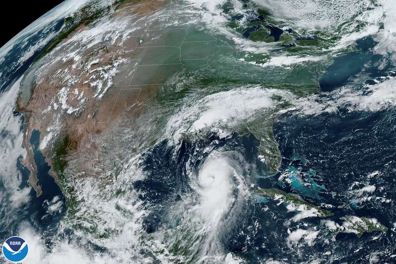Furac&atilde;o Laura se aproxima das costas do Texas e da Louisiana em imagem de sat&eacute;lite da ag&ecirc;ncia nacional oce&acirc;nica e atmosf&eacute;rica
26/06/2020
CIRA/NOAA/Divulga&ccedil;&atilde;o via REUTERS