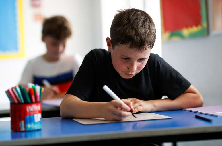 Criança em sala de aula em Watlington, no Reino Unido, em meio à pandemia de Covid-19
17/07/2020 REUTERS/Eddie Keogh