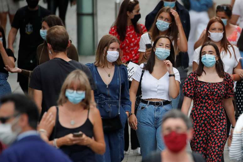 Pessoas usam máscaras de proteção em Nantes, na França
24/08/2020 REUTERS/Stephane Mahe