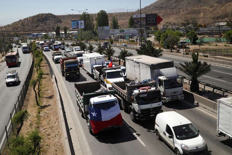 Caminhões nos arredores de Santiago
06/11/2019 REUTERS/Pablo Sanhueza
